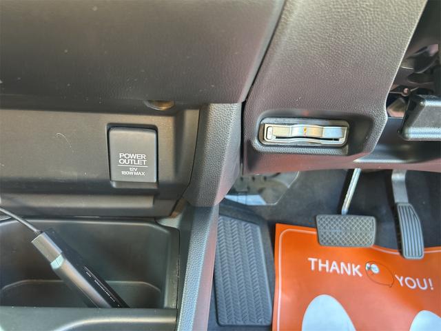 フィット １３Ｇ・Ｆパッケージ　ＥＴＣ　ナビ　衝突被害軽減システム　アルミホイール　スマートキー　アイドリングストップ　電動格納ミラー　フルフラット　ＣＶＴ　盗難防止システム　衝突安全ボディ　ＡＢＳ　ＥＳＣ　ＵＳＢ（28枚目）