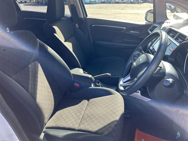 フィット １３Ｇ・Ｆパッケージ　ＥＴＣ　ナビ　衝突被害軽減システム　アルミホイール　スマートキー　アイドリングストップ　電動格納ミラー　フルフラット　ＣＶＴ　盗難防止システム　衝突安全ボディ　ＡＢＳ　ＥＳＣ　ＵＳＢ（31枚目）