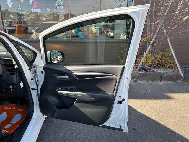 フィット １３Ｇ・Ｆパッケージ　ＥＴＣ　ナビ　衝突被害軽減システム　アルミホイール　スマートキー　アイドリングストップ　電動格納ミラー　フルフラット　ＣＶＴ　盗難防止システム　衝突安全ボディ　ＡＢＳ　ＥＳＣ　ＵＳＢ（32枚目）