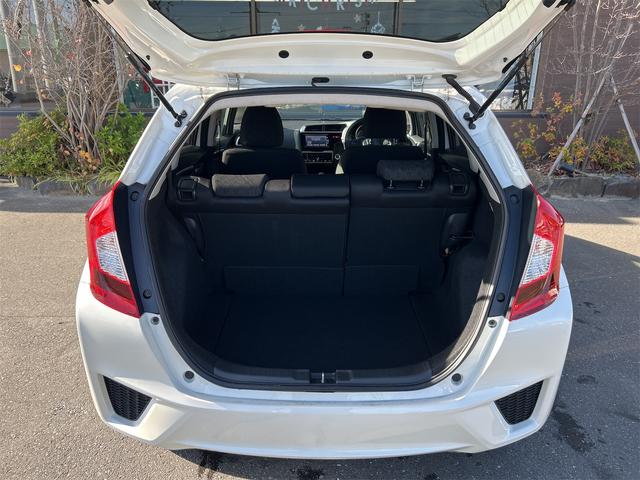 フィット １３Ｇ・Ｆパッケージ　ＥＴＣ　ナビ　衝突被害軽減システム　アルミホイール　スマートキー　アイドリングストップ　電動格納ミラー　フルフラット　ＣＶＴ　盗難防止システム　衝突安全ボディ　ＡＢＳ　ＥＳＣ　ＵＳＢ（37枚目）