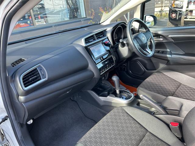 フィット １３Ｇ・Ｆパッケージ　ＥＴＣ　ナビ　衝突被害軽減システム　アルミホイール　スマートキー　アイドリングストップ　電動格納ミラー　フルフラット　ＣＶＴ　盗難防止システム　衝突安全ボディ　ＡＢＳ　ＥＳＣ　ＵＳＢ（43枚目）