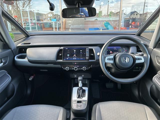 フィット ｅ：ＨＥＶベーシック　バックカメラ　ナビ　ＴＶ　クリアランスソナー　オートクルーズコントロール　衝突被害軽減システム　オートライト　ＬＥＤヘッドランプ　スマートキー　アイドリングストップ　電動格納ミラー　ＣＶＴ（3枚目）