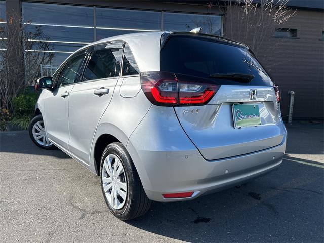 フィット ｅ：ＨＥＶベーシック　バックカメラ　ナビ　ＴＶ　クリアランスソナー　オートクルーズコントロール　衝突被害軽減システム　オートライト　ＬＥＤヘッドランプ　スマートキー　アイドリングストップ　電動格納ミラー　ＣＶＴ（4枚目）