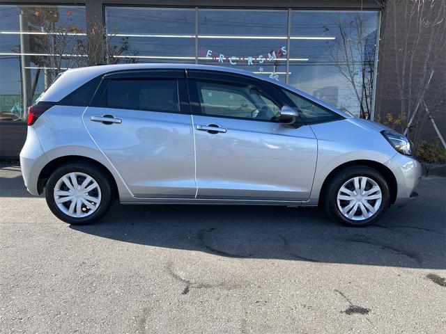 フィット ｅ：ＨＥＶベーシック　バックカメラ　ナビ　ＴＶ　クリアランスソナー　オートクルーズコントロール　衝突被害軽減システム　オートライト　ＬＥＤヘッドランプ　スマートキー　アイドリングストップ　電動格納ミラー　ＣＶＴ（6枚目）