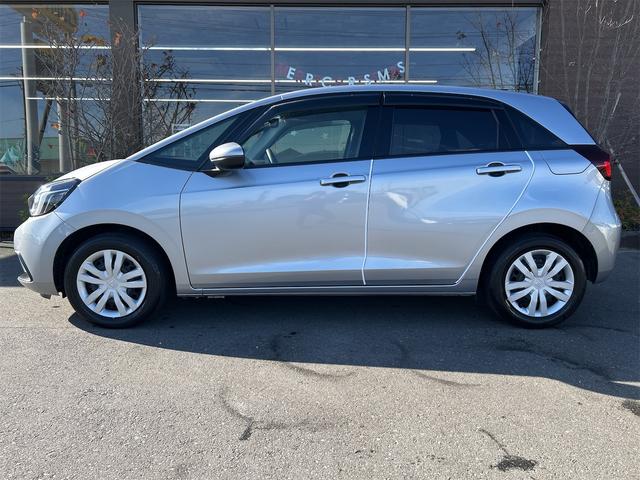 フィット ｅ：ＨＥＶベーシック　バックカメラ　ナビ　ＴＶ　クリアランスソナー　オートクルーズコントロール　衝突被害軽減システム　オートライト　ＬＥＤヘッドランプ　スマートキー　アイドリングストップ　電動格納ミラー　ＣＶＴ（7枚目）