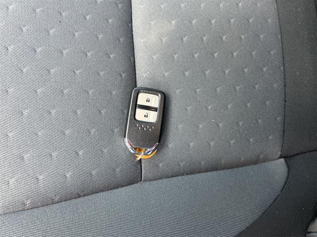 フィット ｅ：ＨＥＶベーシック　バックカメラ　ナビ　ＴＶ　クリアランスソナー　オートクルーズコントロール　衝突被害軽減システム　オートライト　ＬＥＤヘッドランプ　スマートキー　アイドリングストップ　電動格納ミラー　ＣＶＴ（50枚目）