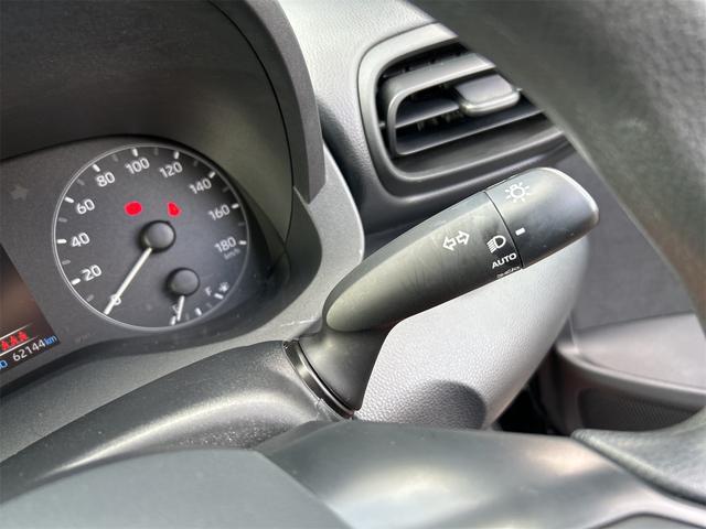 ヤリス ハイブリッドＸ　ＥＴＣ　バックカメラ　オートクルーズコントロール　レーンアシスト　衝突被害軽減システム　オートマチックハイビーム　オートライト　スマートキー　電動格納ミラー　ＣＶＴ　盗難防止システム　衝突安全ボディ（24枚目）