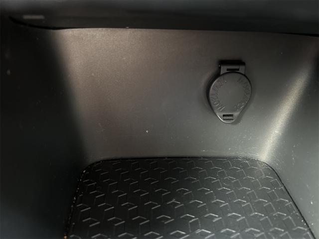 ヤリス ハイブリッドＸ　ＥＴＣ　バックカメラ　オートクルーズコントロール　レーンアシスト　衝突被害軽減システム　オートマチックハイビーム　オートライト　スマートキー　電動格納ミラー　ＣＶＴ　盗難防止システム　衝突安全ボディ（32枚目）