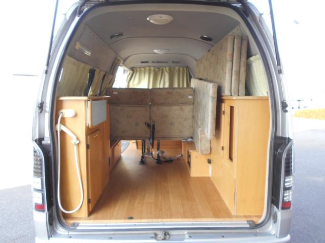 ハイエースバン SロングワイドDX GLパッケージ 4WD キャンピング ナビ バックカメラ べバストFFヒーター 外部電源入力可 AC100Vコンセント&ソケット サブバッテリー シンク 排水給水 シャワー付き テーブル&ソファー 網戸 カーテン(5枚目)