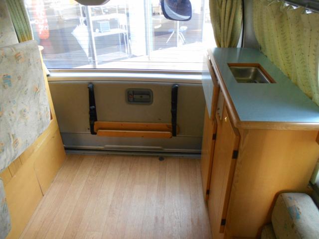 ハイエースバン SロングワイドDX GLパッケージ 4WD キャンピング ナビ バックカメラ べバストFFヒーター 外部電源入力可 AC100Vコンセント&ソケット サブバッテリー シンク 排水給水 シャワー付き テーブル&ソファー 網戸 カーテン(6枚目)