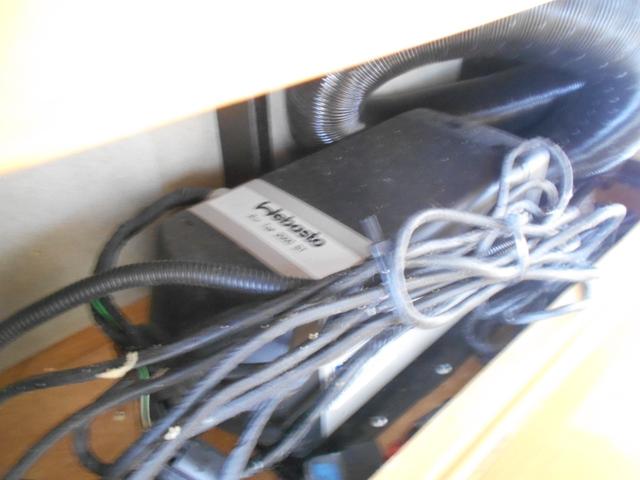 ハイエースバン SロングワイドDX GLパッケージ 4WD キャンピング ナビ バックカメラ べバストFFヒーター 外部電源入力可 AC100Vコンセント&ソケット サブバッテリー シンク 排水給水 シャワー付き テーブル&ソファー 網戸 カーテン(12枚目)