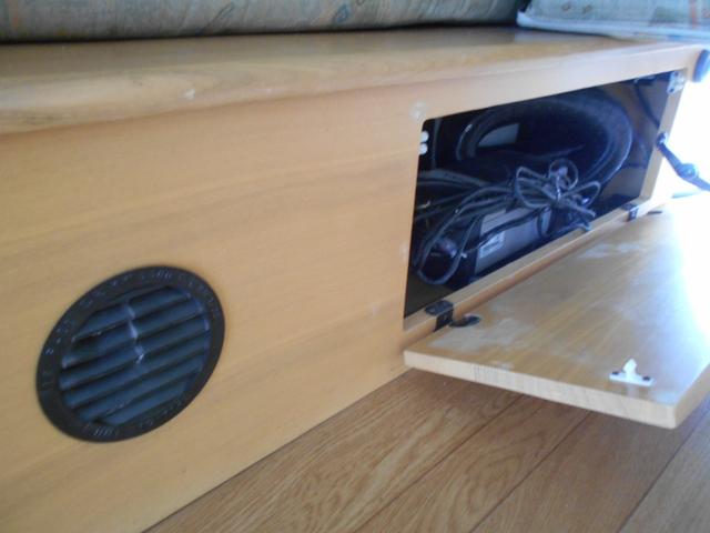 ハイエースバン SロングワイドDX GLパッケージ 4WD キャンピング ナビ バックカメラ べバストFFヒーター 外部電源入力可 AC100Vコンセント&ソケット サブバッテリー シンク 排水給水 シャワー付き テーブル&ソファー 網戸 カーテン(13枚目)