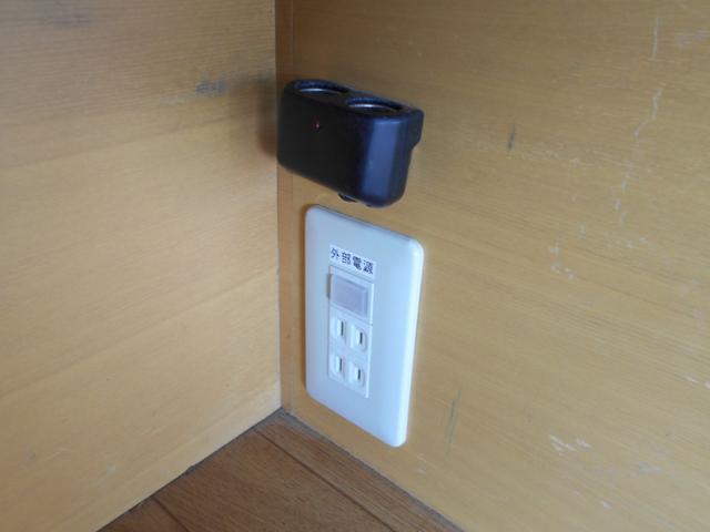 ハイエースバン SロングワイドDX GLパッケージ 4WD キャンピング ナビ バックカメラ べバストFFヒーター 外部電源入力可 AC100Vコンセント&ソケット サブバッテリー シンク 排水給水 シャワー付き テーブル&ソファー 網戸 カーテン(16枚目)