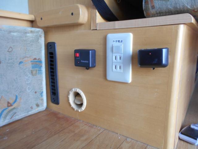 ハイエースバン SロングワイドDX GLパッケージ 4WD キャンピング ナビ バックカメラ べバストFFヒーター 外部電源入力可 AC100Vコンセント&ソケット サブバッテリー シンク 排水給水 シャワー付き テーブル&ソファー 網戸 カーテン(17枚目)