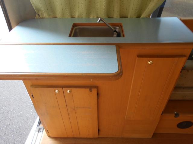 ハイエースバン SロングワイドDX GLパッケージ 4WD キャンピング ナビ バックカメラ べバストFFヒーター 外部電源入力可 AC100Vコンセント&ソケット サブバッテリー シンク 排水給水 シャワー付き テーブル&ソファー 網戸 カーテン(18枚目)