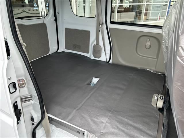 エブリイ ＰＡリミテッド　ＣＶＴ　４ＷＤ　届出済未使用車（18枚目）