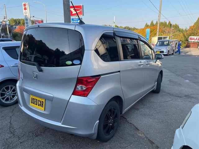 フリード G 4WD ETC バックカメラ 両側スライド・片側電動 キーレスエントリー 電動格納ミラー 3列シート ウォークスルー AT アルミホイール 衝突安全ボディ ABS エアコン パワーステアリング(13枚目)