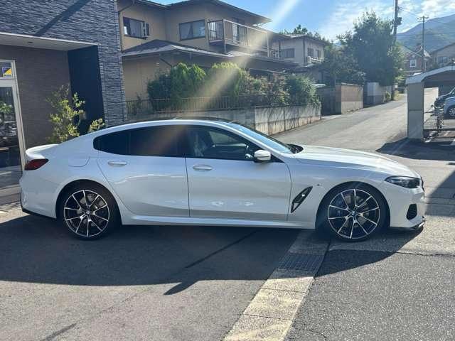 ８シリーズ ８４０ｉ　グランクーペ　カーボンリップ　ハイモースコート済みＤＲ　レーンアシスト　ＨＤＤナビ　ＬＥＤヘッドライト　本革シート　シートヒーター　オートクルーズコントロール　ＥＴＣ　ガラスルーフ（4枚目）