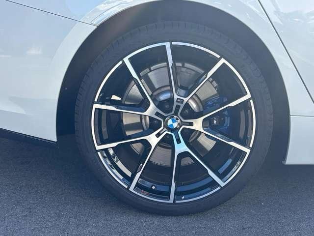 ８シリーズ ８４０ｉ　グランクーペ　カーボンリップ　ハイモースコート済みＤＲ　レーンアシスト　ＨＤＤナビ　ＬＥＤヘッドライト　本革シート　シートヒーター　オートクルーズコントロール　ＥＴＣ　ガラスルーフ（12枚目）