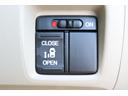 片側電動スライドドアで乗り降り楽々♪荷物が多い時もボタン１つで開閉可能！！
