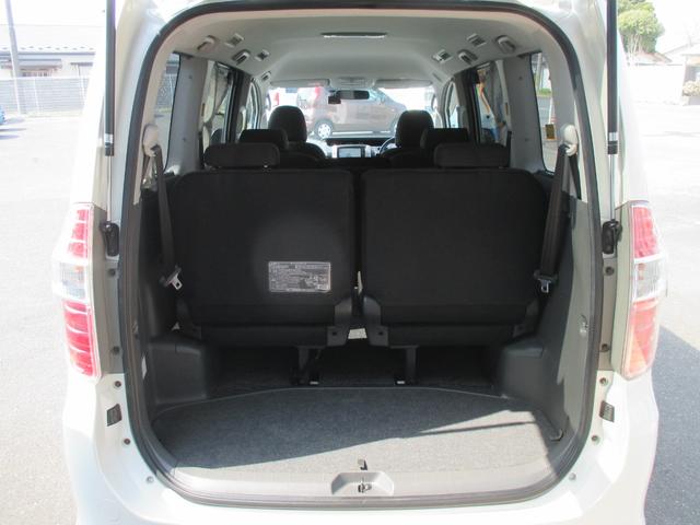 ノア Ｓｉ　８人乗り・左右パワースライドドア・純正ＨＤＤナビ・バックカメラ・フルセグＴＶ・ＣＤ・ＤＶＤ・ＳＤ再生・前後ドライブレコーダー・純正１６インチアルミホイール・ＥＴＣ・スマートキー・プッシュスタート（12枚目）