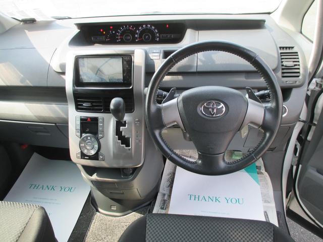 ノア Ｓｉ　８人乗り・左右パワースライドドア・純正ＨＤＤナビ・バックカメラ・フルセグＴＶ・ＣＤ・ＤＶＤ・ＳＤ再生・前後ドライブレコーダー・純正１６インチアルミホイール・ＥＴＣ・スマートキー・プッシュスタート（17枚目）