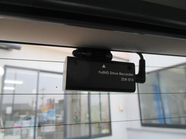 ノア Ｓｉ　８人乗り・左右パワースライドドア・純正ＨＤＤナビ・バックカメラ・フルセグＴＶ・ＣＤ・ＤＶＤ・ＳＤ再生・前後ドライブレコーダー・純正１６インチアルミホイール・ＥＴＣ・スマートキー・プッシュスタート（22枚目）