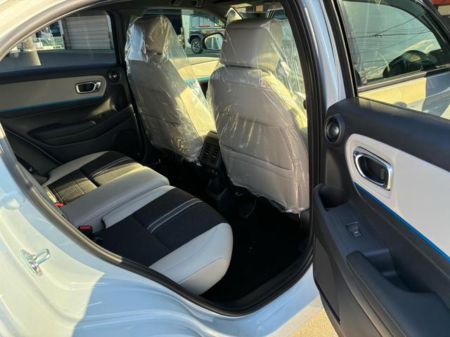 ヴェゼル ｅ：ＨＥＶ　Ｚ・ＰＬａＹパッケージ　ｅ：ＨＥＶ　Ｚ・ＰＬａＹパッケージ　ＡＴ　ＡＢＳ　エアコン　パワーステアリング　パワーウィンドウ　運転席エアバッグ（13枚目）