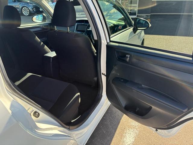 カローラフィールダー ハイブリッド　ＥＸ　ハイブリッド　ＥＸ　オートライト　衝突軽減　スマートキー＆プッシュスタート　コーナーセンサー　サイドエアバック　アイドリングストップ　オートエアコン　横滑り防止装置　キーレス　衝突安全ボディ　ＡＢＳ（9枚目）