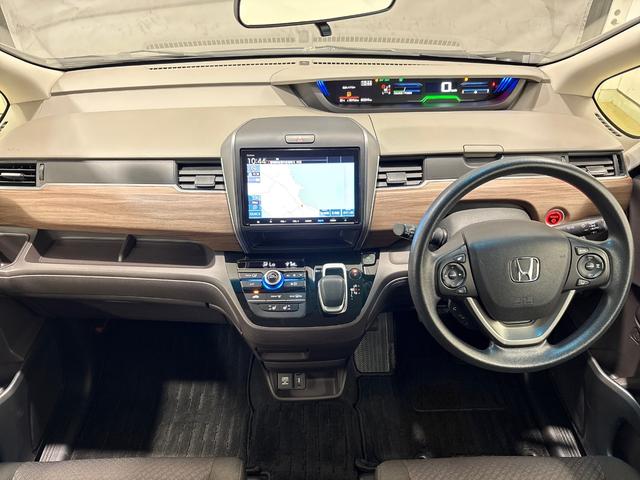 フリードハイブリッド ハイブリッド・Ｇホンダセンシング　純正インターナビ　フルセグ　ＣＤ　ＤＶＤ　Ｂｌｕｅｔｏｏｔｈ　バックカメラ　ホンダセンシング　ＥＴＣ　両側電動スライドドア　シートヒーター　ドライブレコーダー　ＬＥＤヘットライト　ＶＳＡ（横滑り防止）（8枚目）