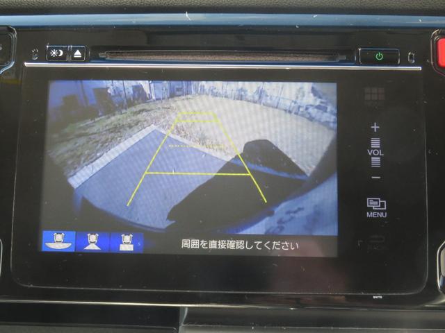 車庫入れ・駐車を安心サポート！バックカメラ装備です。