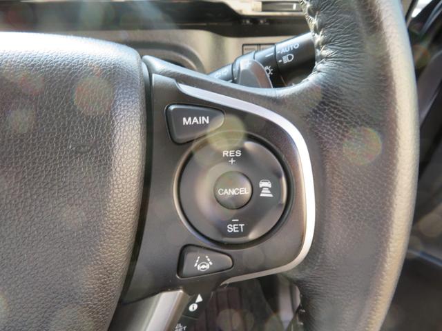 高速利用時の便利アイテム。ホンダセンシングシステム付クルーズコントロール装備。