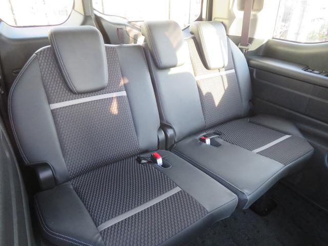 サードシートの画像です。収納すると荷室に早変わり！