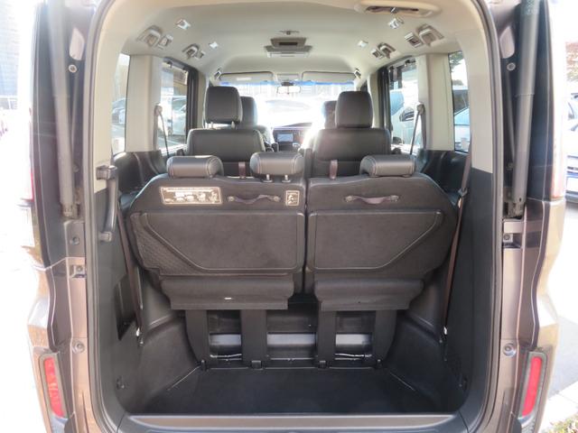 トランクルーム内の画像です。レイアウトで広々荷室が確保出来ます！