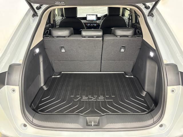 ヴェゼル ｅ：ＨＥＶＺ　ホンダセンシング　ハンドルヒーター　クルーズコントロール　パワーテールゲート　シートヒーター　ＥＴＣ　純正メモリーインターナビ　ホンダコネクト対応　純正アルミホイール　ＬＥＤヘットライト（12枚目）