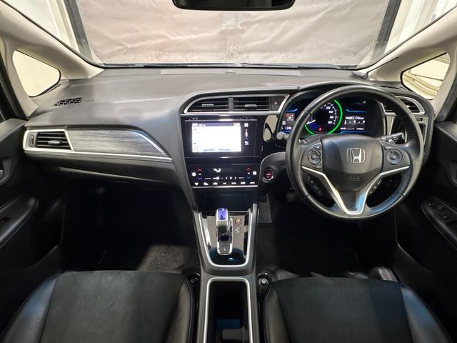 シャトル ハイブリッドＺ　純正リモコンエンジンスターター　純正メモリーインターナビ　シートヒーター　ＬＥＤヘットライト　ＥＴＣ　純正アルミホイール　フォグライト　オートリトラミラー　４ＷＤ（8枚目）