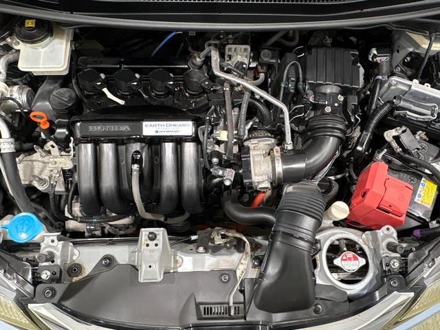フィットハイブリッド Ｆパッケージ　４ＷＤ　純正メモリーインターナビ　フルセグ　社外フロントドライブレコーダー　ＶＳＡ（横滑り防止）　ＥＴＣ　オートリトラミラー（7枚目）