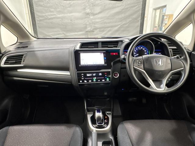 フィットハイブリッド Ｆパッケージ　４ＷＤ　純正メモリーインターナビ　フルセグ　社外フロントドライブレコーダー　ＶＳＡ（横滑り防止）　ＥＴＣ　オートリトラミラー（8枚目）