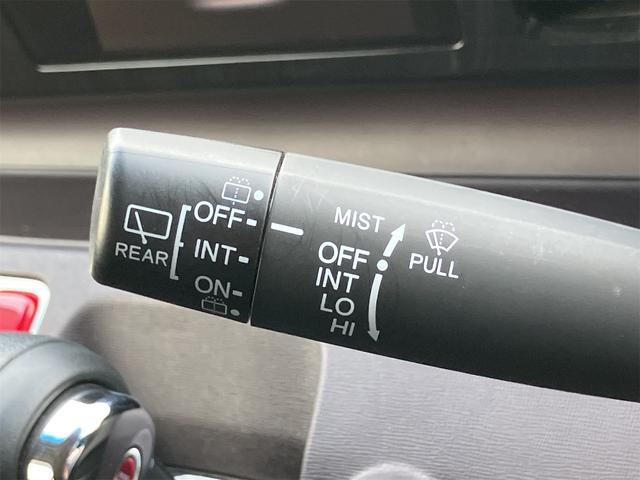 N-ONE プレミアム・Lパッケージ ETC バックカメラ オートライト HID スマートキー アイドリングストップ 電動格納ミラー ベンチシート CVT 盗難防止システム ABS ESC CD USB チップアップシート アルミホイール(9枚目)