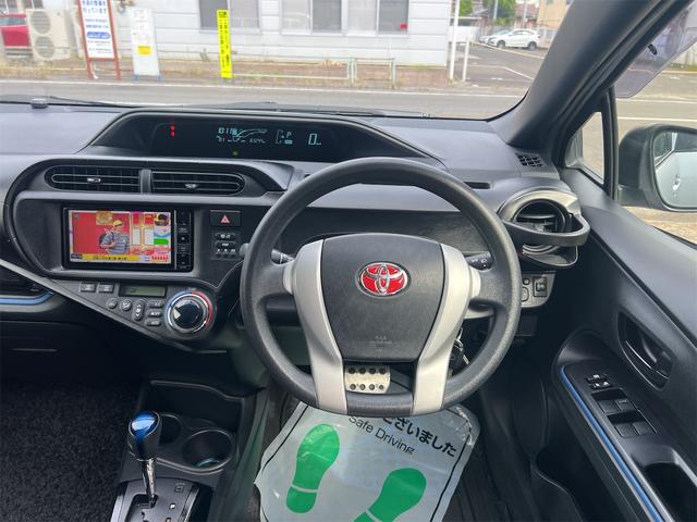 アクア Ｓ　ＥＴＣ　ナビ　ＴＶ　スマートキー　電動格納ミラー　ＣＶＴ　衝突安全ボディ　ＡＢＳ　ＥＳＣ　ＵＳＢ　ミュージックプレイヤー接続可　Ｂｌｕｅｔｏｏｔｈ　エアコン　パワーステアリング　パワーウィンドウ（3枚目）