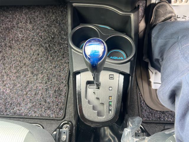 アクア Ｓ　ＥＴＣ　ナビ　ＴＶ　スマートキー　電動格納ミラー　ＣＶＴ　衝突安全ボディ　ＡＢＳ　ＥＳＣ　ＵＳＢ　ミュージックプレイヤー接続可　Ｂｌｕｅｔｏｏｔｈ　エアコン　パワーステアリング　パワーウィンドウ（7枚目）