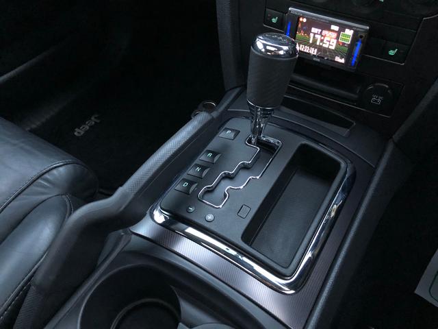 ジープ・グランドチェロキー ＳＲＴ８　ＳＲＴ８　４ＷＤ　サンルーフ　ハーフレザーシート　ＥＴＣ　社外ナビ　バックカメラ　フルセグＴＶ　クリアランスソナー　パワーシート　２０インチＡＷ　シートヒーター　Ｂｌｕｅｔｏｏｔｈ　ＥＳＣ（8枚目）