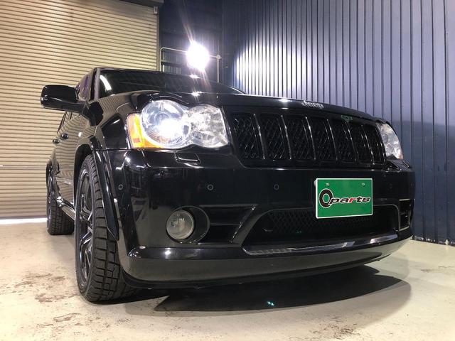 ジープ・グランドチェロキー ＳＲＴ８　ＳＲＴ８　４ＷＤ　サンルーフ　ハーフレザーシート　ＥＴＣ　社外ナビ　バックカメラ　フルセグＴＶ　クリアランスソナー　パワーシート　２０インチＡＷ　シートヒーター　Ｂｌｕｅｔｏｏｔｈ　ＥＳＣ（16枚目）