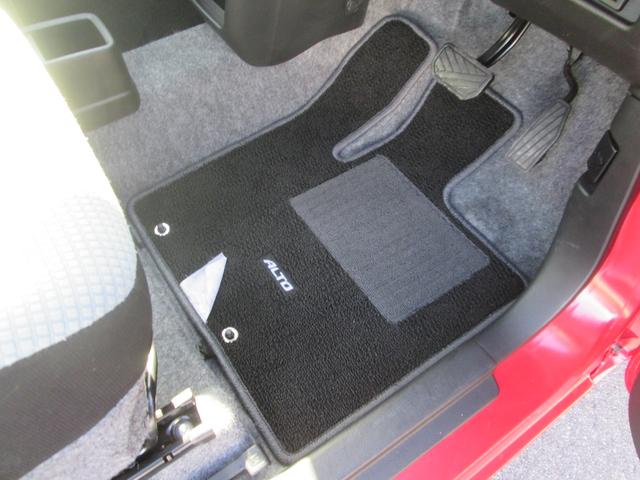 足もとには純正絨毯マットが装着
