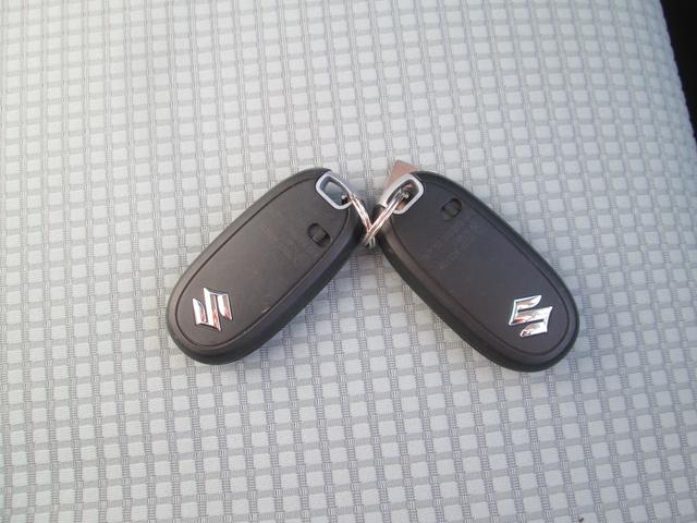 エンジンスタートはキーレスプッシュスタート式、リモコンキーが２つ付属いたします。