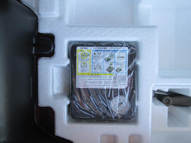 スペアタイヤレスにつき応急パンク修理キットを荷室床下に搭載しております