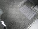 足もとには純正絨毯マットが装着