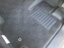 足もとには純正絨毯マットが装着