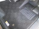 足もとには純正絨毯マットが装着
