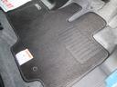 足もとには純正絨毯マットが装着